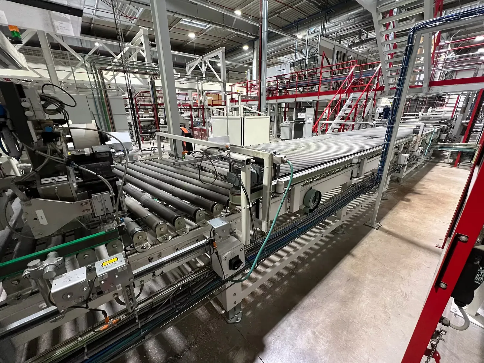 Ligne de convoyeurs dans un atelier de production maintenu par MECAB