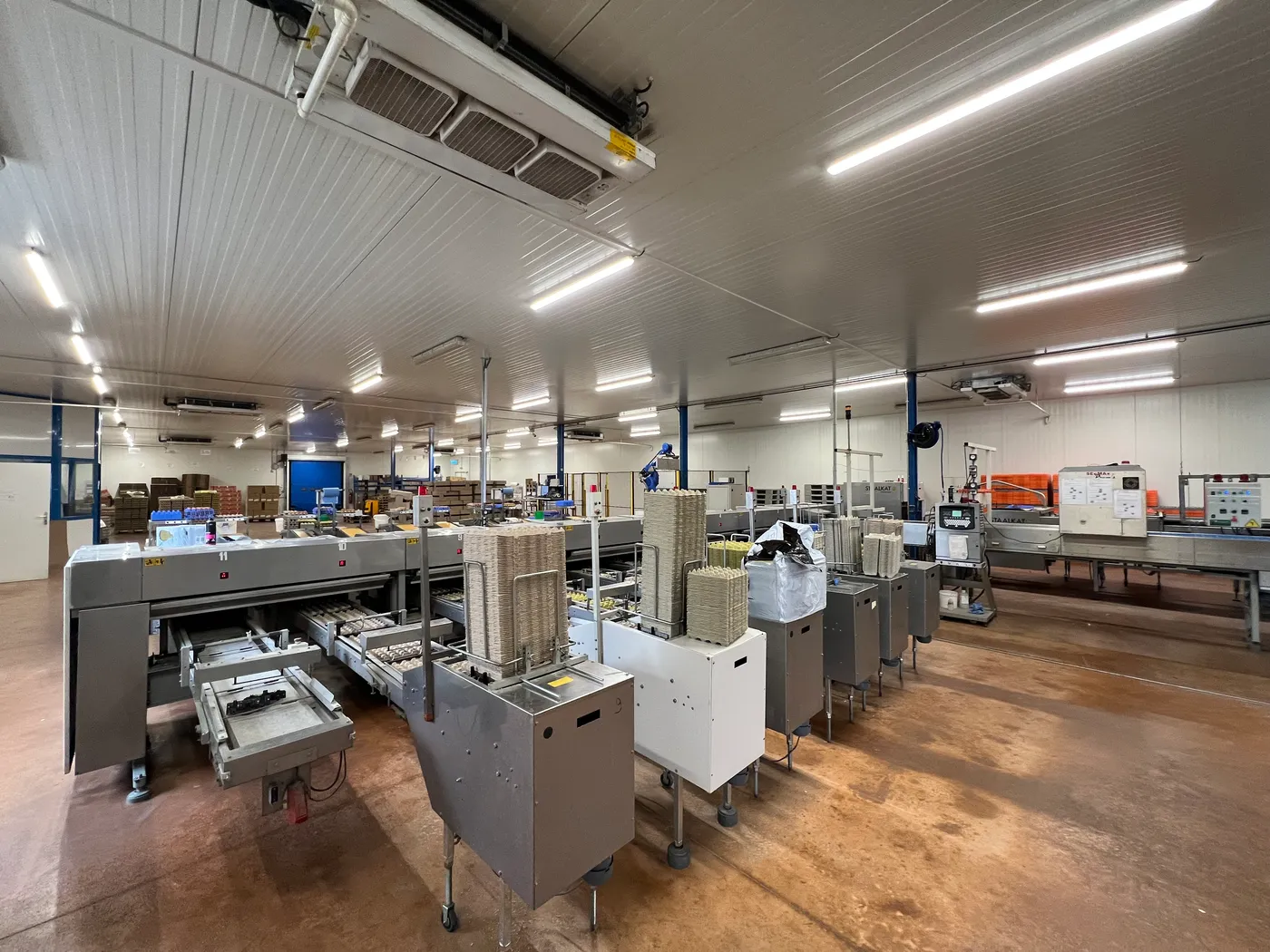 Atelier de production éclairé par des luminaires LED installés par MECAB