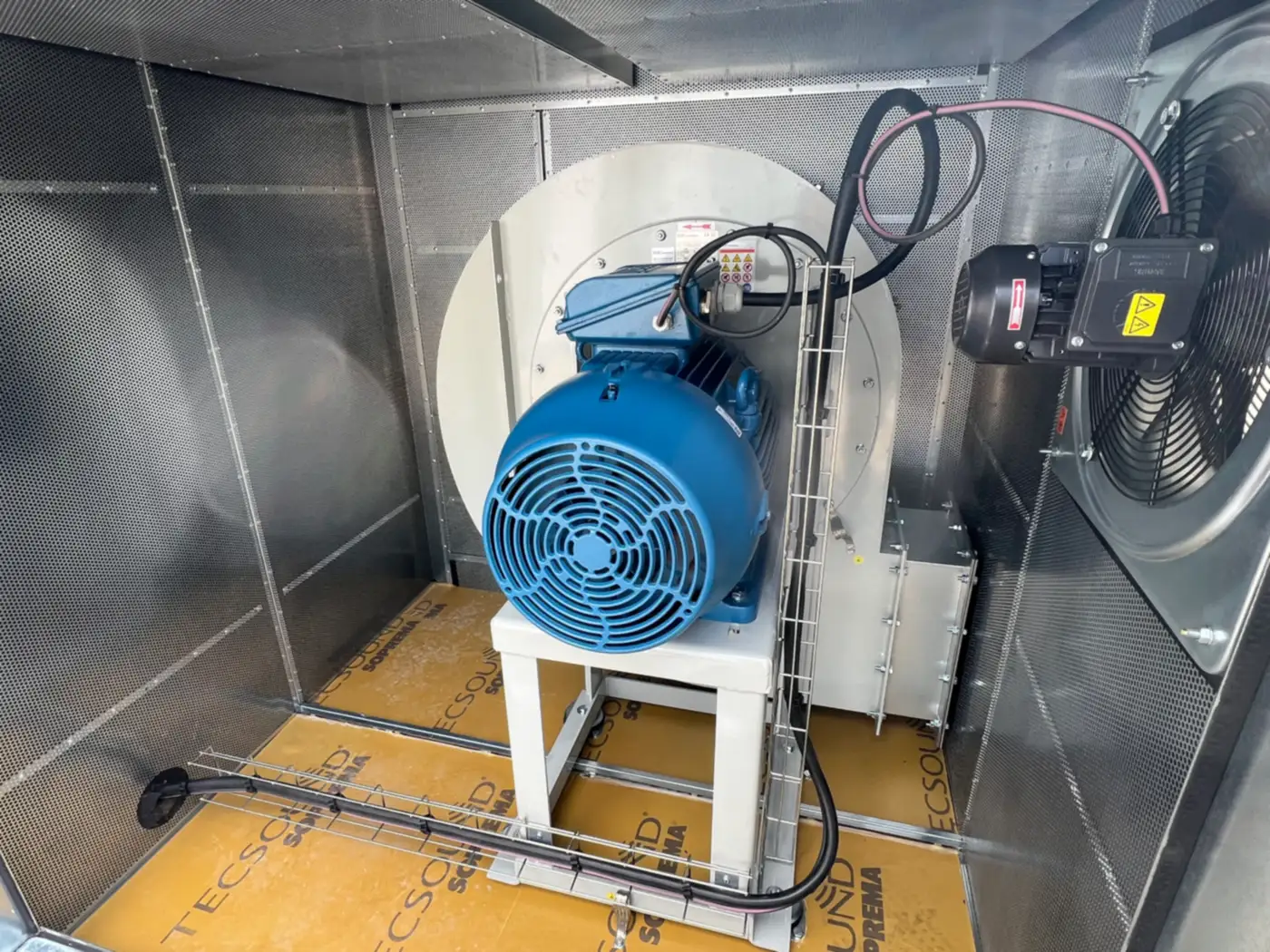Moteur électrique industriel raccordé par MECAB dans son caisson acoustique