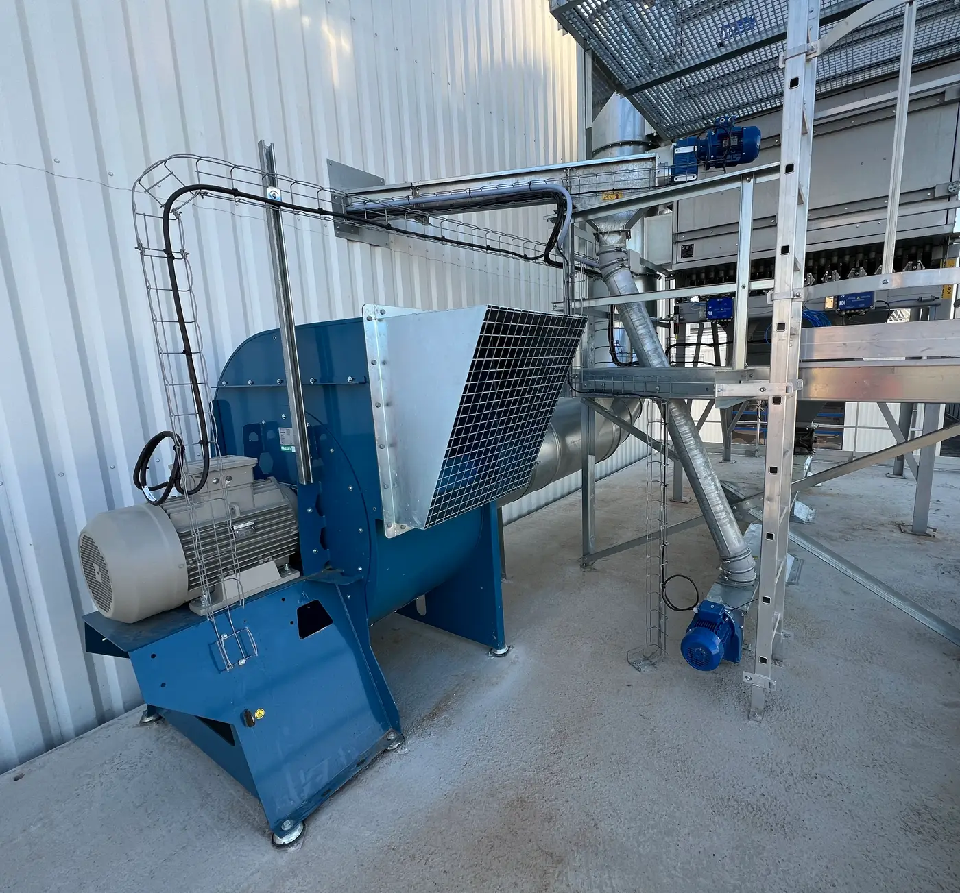 Ventilateur industriel et son moteur raccordés par MECAB, avec réseau d'aspiration et passerelle d'accès